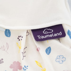 LIEBMICH Schlafsack im Design Blumig Detailfoto vom eingenähten lila Träumeland Etikett