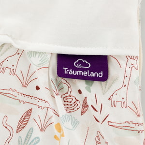 LIEBMICH Schlafsack im Design Dschungel Detailfoto vom eingenähten lila Träumeland Etikett