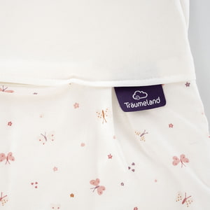 LIEBMICH Schlafsack im Design Farfalle Detailfoto vom eingenähten lila Träumeland Etikett